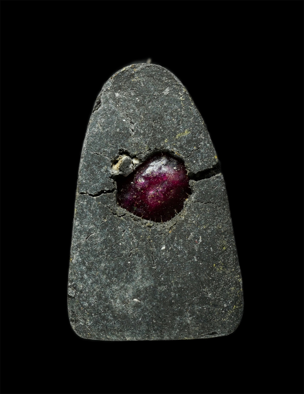 2569-01-21 (288)p.jpg - พระเพชรหลีก รุ่นแรก หลวงปู่ปัญญา ปัญญธโร วัดหนองผักหนามราษฎร์บำรุง จ.ชลบุรี พ.ศ.2554 เนื้อผงใบลาน ผงพุทธคุณฝังพลอยเสก ปัดทอง พระสวยมวลสารดี พร้อมกล่อง [..] | https://kamulet.in.th